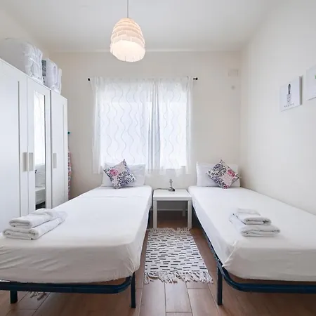 Modern 2 Bedroom 100 Metres To The Sea 公寓 *