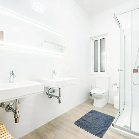 Modern 2 Bedroom 100 Metres To The Sea *